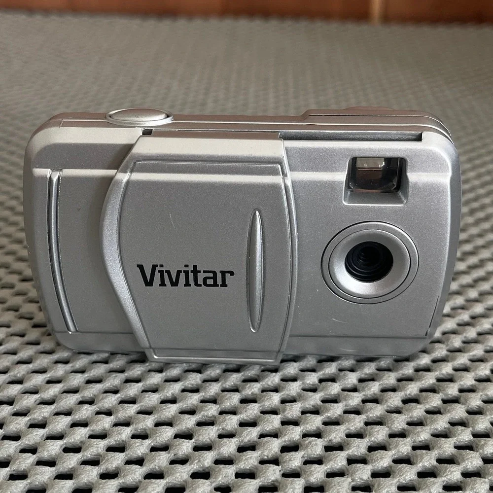 Lot of 3 Digital Cameras Vivitar Vivicam , 3 in 1 LCD, Vivitar T028